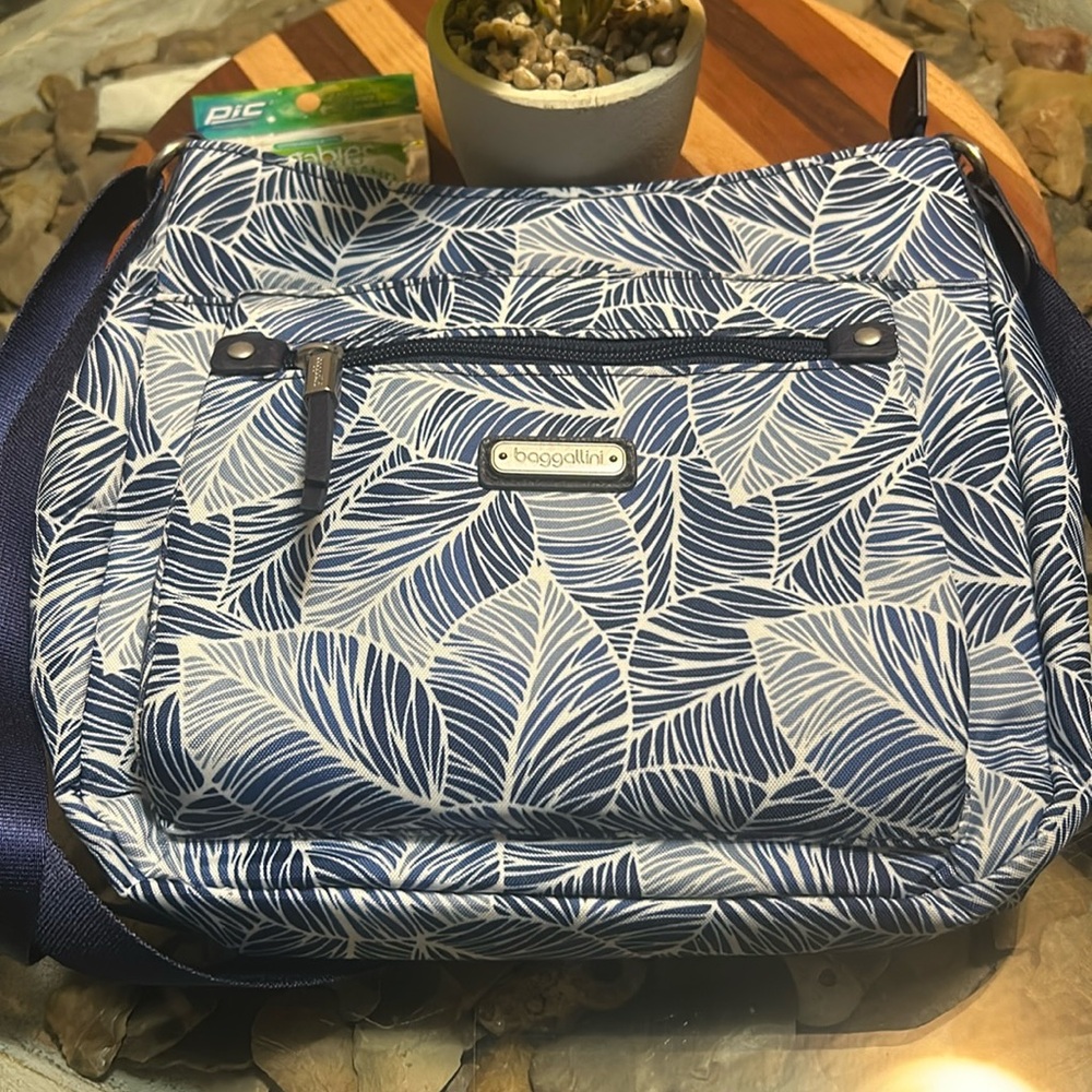 Baggallini crossbody like new. Only used a few times